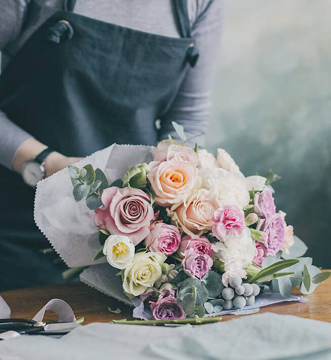 フローリストが、<br />
一つひとつ手づくりでお届け。