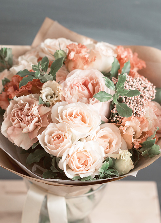 静かに寄り添う、想いの花々たち