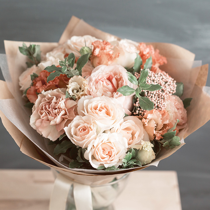 静かに寄り添う、想いの花々たち