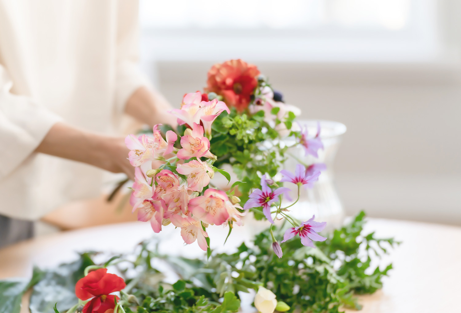 静かに寄り添う、想いの花々たち