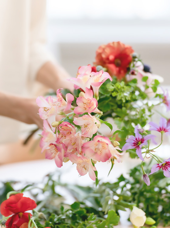 静かに寄り添う、想いの花々たち