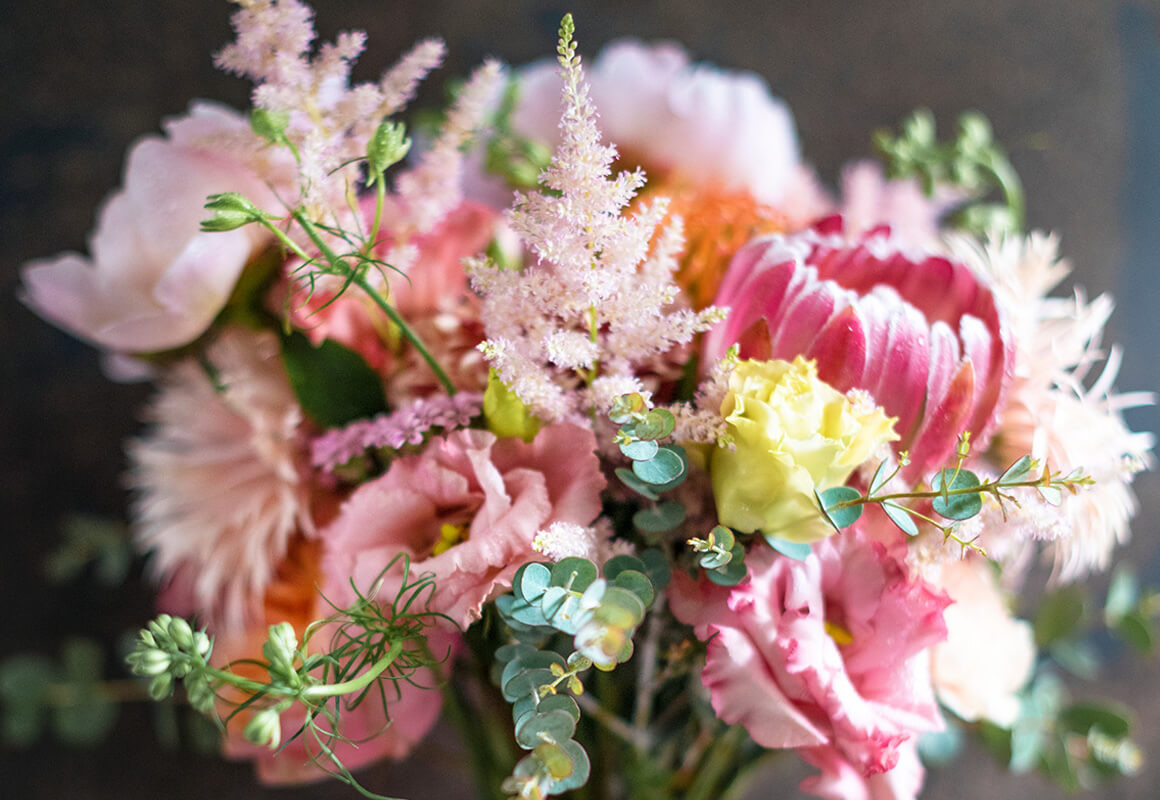 静かに想いを届ける、やさしい花々